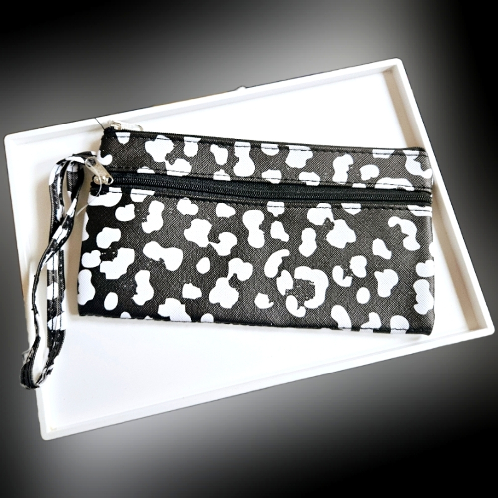 NWT LONG FAUX LEATHER BLACK/WHITE SPECKLED ZIPPER WRISTLET CLUTCH!